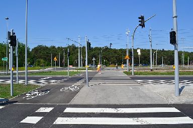 Bezpieczne przejścia dla pieszych i rowerzystów z nową sygnalizacją świetlną