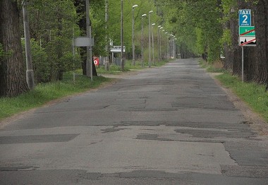 Zniszczona jezdnia, brak chodników, ścieżek rowerowych i zatok autobusowych stanowią duże  zagrożenie dla użytkowników ruchu drogowego