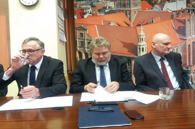 Od lewej: Sławomir Cebo - pełnomocnik firmy Skanska S.A. Rafał Wiewiórski - Dyrektor Miejskiego Zarządu Dróg, Michał Zaleski - Prezydent Miasta Torunia.