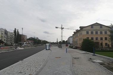 Gotowa zatoka autobusowa i powstała infrastruktura w pobliżu Mentora 